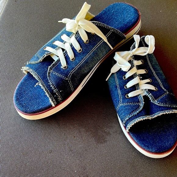 Slip on stresses denim shoe! - Picture 1 of 8